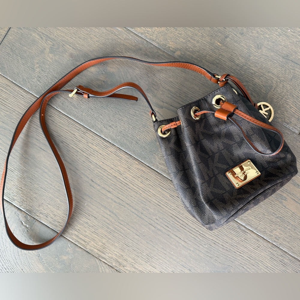 NWOT Michale Kors Jules Mini Drawstring Crossbody